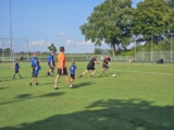 Laatste training S.K.N.W.K. JO8-1 (partijtje tegen de ouders) van maandag 2 juni 2025 (35/123)